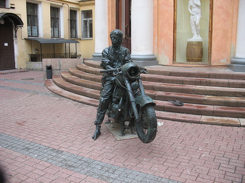800px-Памятник_Виктору_Цою_(Благовестнов).JPG